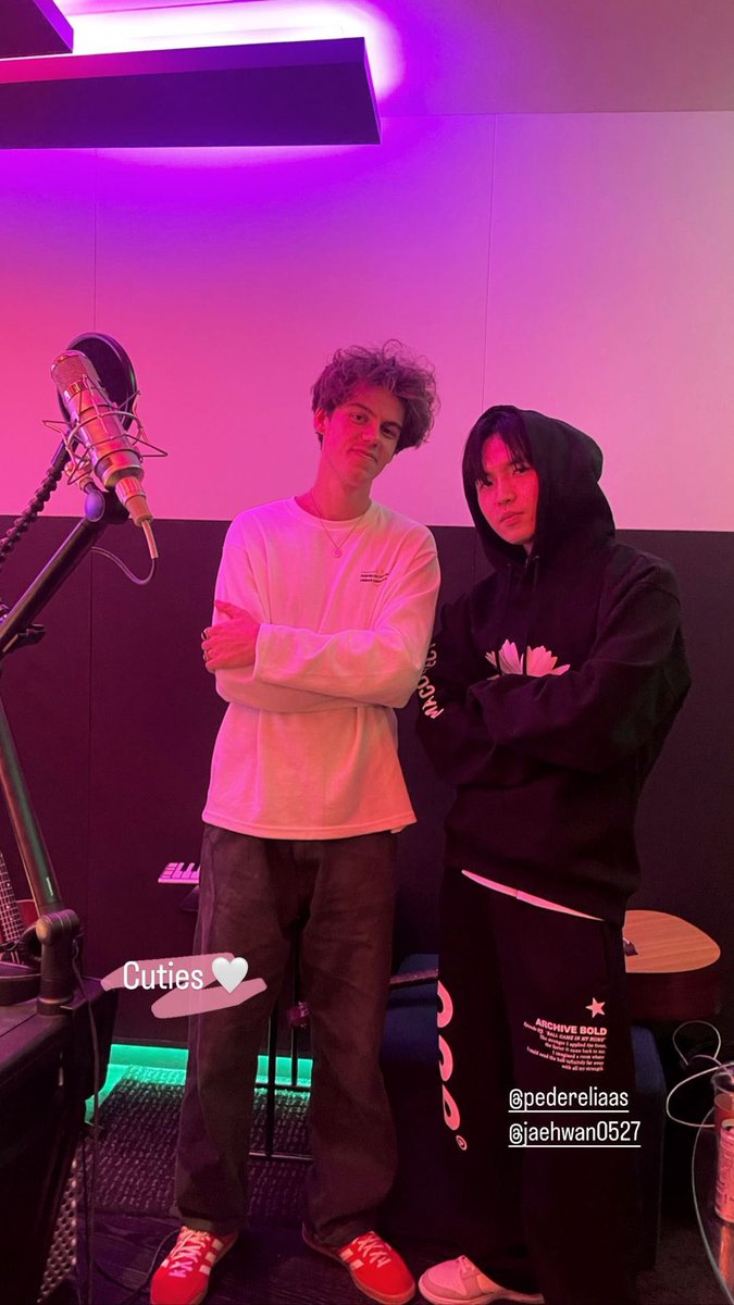 #김재환 후드 쓴거 대박 쥬아>_<

instagram.com/stories/konglu…