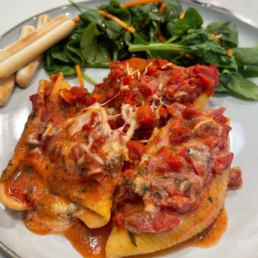 SeattleSutton's tweet photo. Seattle’s Stuffed Shells are delish, healthy and convenient! 🍝✨
Photo credit: @chifoodi on Instagram
#NationalPastaDay #PastaLovers #SeattleSutton #WeeklyMealPlans https://t.co/CHqtzlQnUW