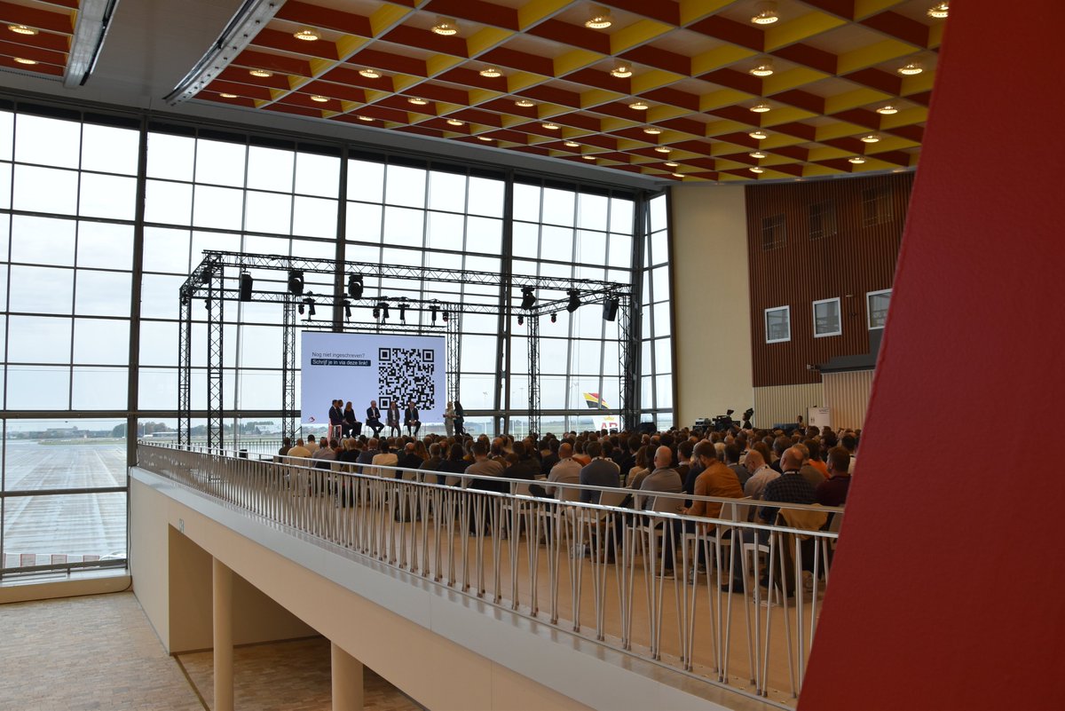 BrusselsAirport's tweet photo. #StrategyWeek at Brussels Airport Company means a week filled w/ insightful keynotes, workshops & guided tours for our employees. A week dedicated to our new #Shift2027 strategy & all about tackling our #challenges together. Wider horizons, sustainable ambitions. #brusselsairport https://t.co/eUGmDj2qvU