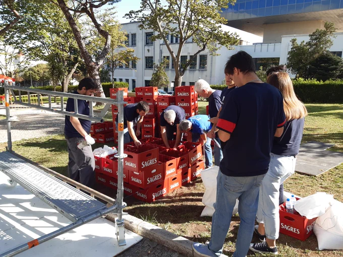 Técnico students building the grid bridge.