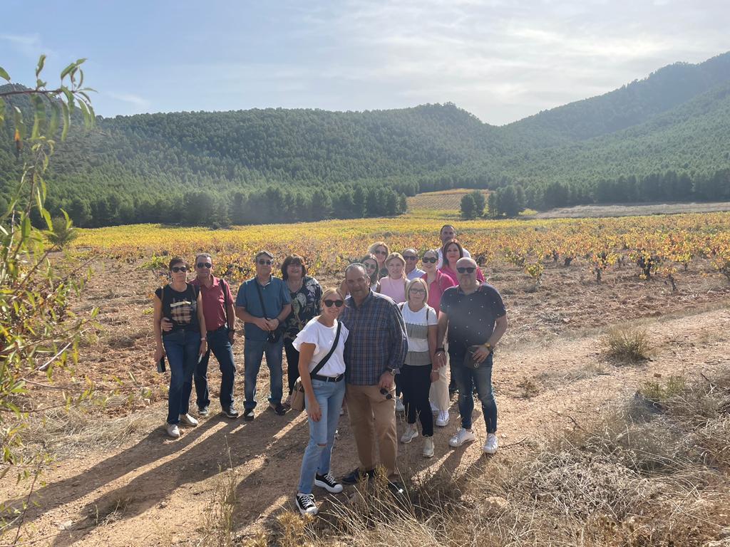 Ayto_Blanca's tweet photo. 🍷🍇 Primera actividad del proyecto para promocionar el turismo cultural entre municipios, organizada desde la Concejalía de Turismo: cata de vinos y visita guiada a @BodegasHydria de Bullas, una bodega joven pero con una elaboración de los caldos al estilo tradicional. https://t.co/s6NZhs0RYe