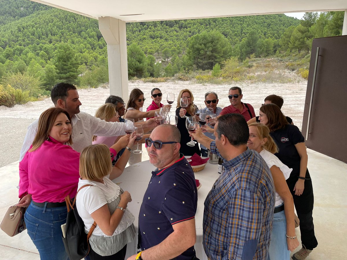Ayto_Blanca's tweet photo. 🍷🍇 Primera actividad del proyecto para promocionar el turismo cultural entre municipios, organizada desde la Concejalía de Turismo: cata de vinos y visita guiada a @BodegasHydria de Bullas, una bodega joven pero con una elaboración de los caldos al estilo tradicional. https://t.co/s6NZhs0RYe