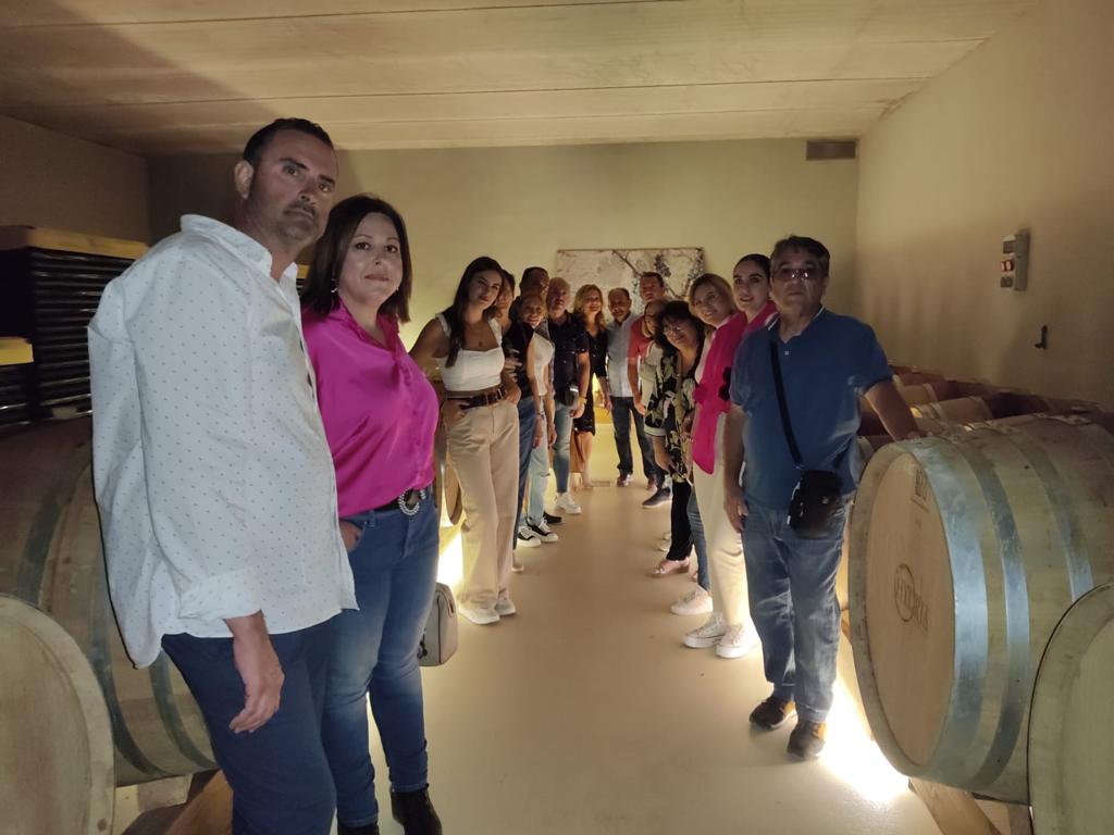 Ayto_Blanca's tweet photo. 🍷🍇 Primera actividad del proyecto para promocionar el turismo cultural entre municipios, organizada desde la Concejalía de Turismo: cata de vinos y visita guiada a @BodegasHydria de Bullas, una bodega joven pero con una elaboración de los caldos al estilo tradicional. https://t.co/s6NZhs0RYe