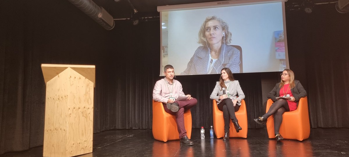 Seguimos en #BioComunica22 con una mesa hablando sobre One Health. La modera <a href="/LlamasMAngel/">Miguel Ángel Llamas</a> y participan @bediazlorenzo de Zendal, María Jaureguízar de <a href="/Vetmasi/">Fundación Vet+i</a> y Sofia Garro de <a href="/AseBio/">AseBio - Asociación Española de Bioempresas</a>