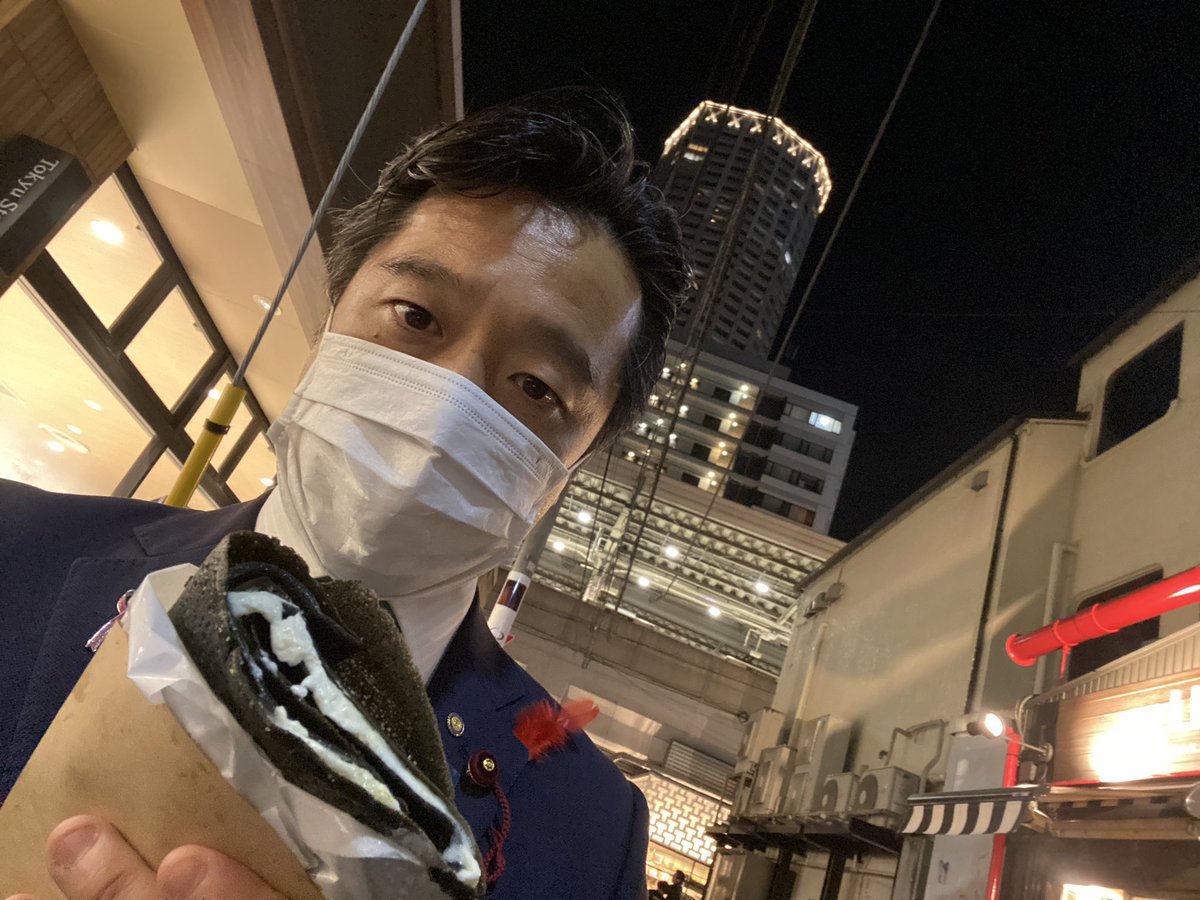 onose_meguro's tweet photo. 中目黒駅前に新しく出来たクレープ屋さんに。
生地にチョコレートが練られているので黒いクレープ。
私はミルクチョコレートの生地に、バター、クリーム、オススメされたレモンをトッピング。隠し味お勧めです。所属政党は甘党です。#中目黒　#目黒区　＃クレープ　#スイーツ　#ＬITクレープ中目黒 https://t.co/0t9fo0qIlx