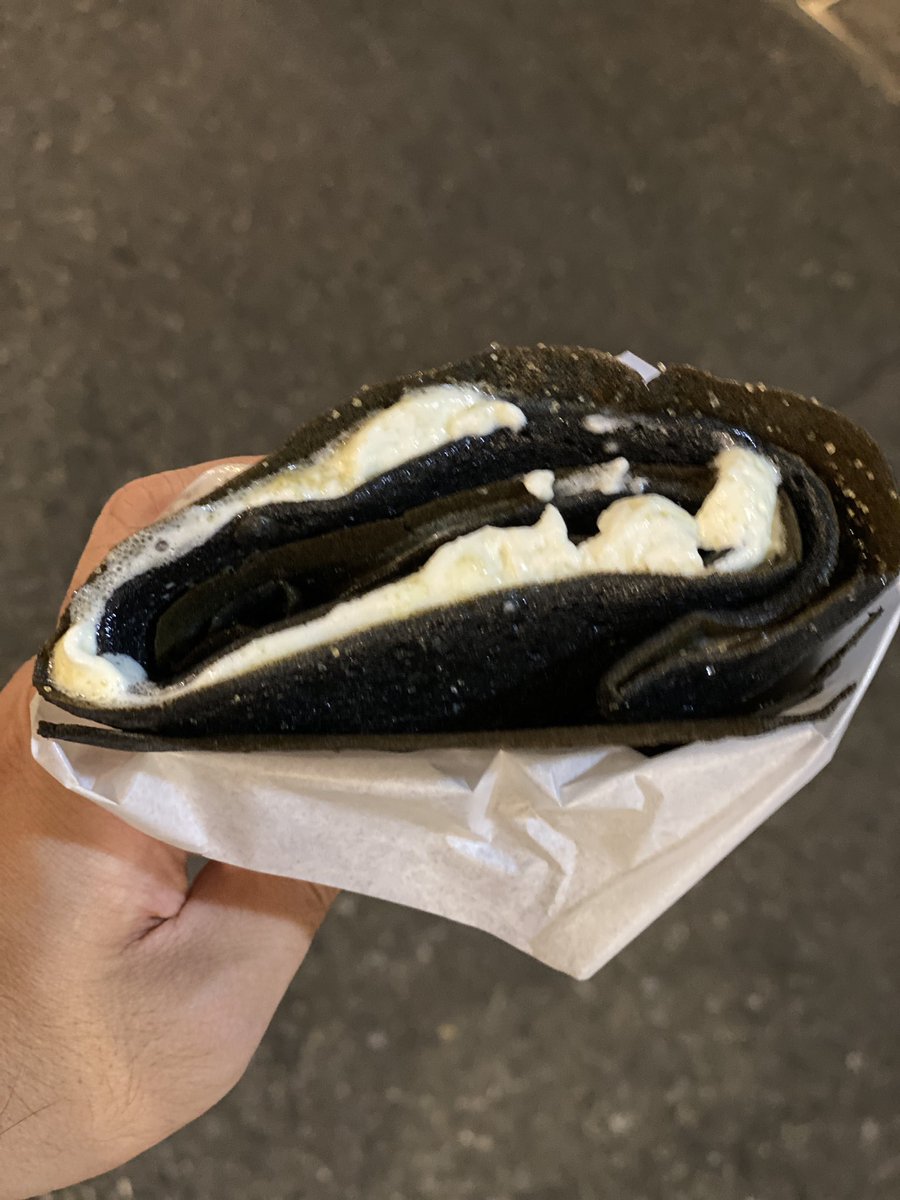 onose_meguro's tweet photo. 中目黒駅前に新しく出来たクレープ屋さんに。
生地にチョコレートが練られているので黒いクレープ。
私はミルクチョコレートの生地に、バター、クリーム、オススメされたレモンをトッピング。隠し味お勧めです。所属政党は甘党です。#中目黒　#目黒区　＃クレープ　#スイーツ　#ＬITクレープ中目黒 https://t.co/0t9fo0qIlx