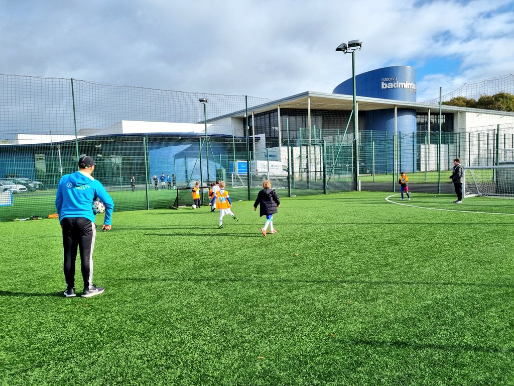 FootballGlasgow's tweet photo. 📸 𝙋𝙡𝙖𝙮𝙚𝙧 𝘿𝙚𝙫𝙚𝙡𝙤𝙥𝙢𝙚𝙣𝙩 𝘾𝙖𝙢𝙥
We are also underway at Scotstoun today to kick start our October week where players have been working on various technical activities before moving into 1v1s and 2v1s.
#GlasgowLife | #PDC2022 https://t.co/UWLYGabkws