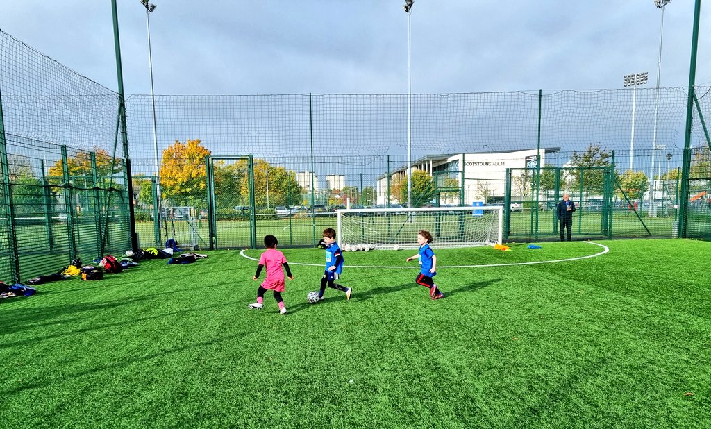 FootballGlasgow's tweet photo. 📸 𝙋𝙡𝙖𝙮𝙚𝙧 𝘿𝙚𝙫𝙚𝙡𝙤𝙥𝙢𝙚𝙣𝙩 𝘾𝙖𝙢𝙥
We are also underway at Scotstoun today to kick start our October week where players have been working on various technical activities before moving into 1v1s and 2v1s.
#GlasgowLife | #PDC2022 https://t.co/UWLYGabkws