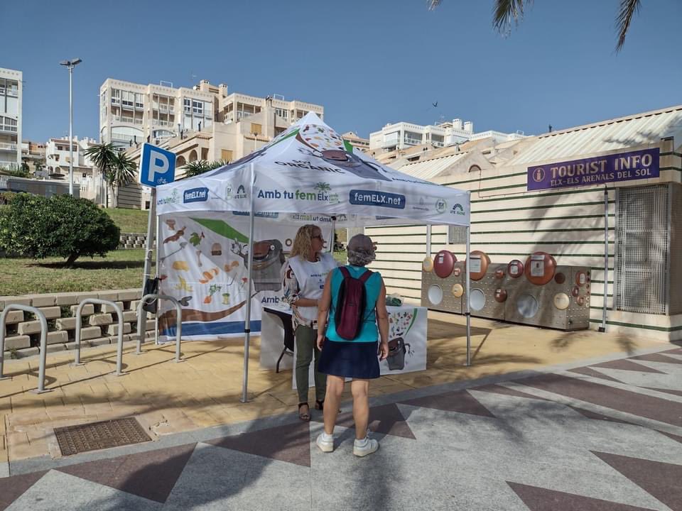 elxverdaineta's tweet photo. ๐๐คHoy nuestra campaรฑa de informaciรณn sobre la implantaciรณn del #contenedor marrรณn llega a #Arenales del Sol.
โ
๐ Esta nueva ruta de recogida de fracciรณn orgรกnica se pondrรก en marcha el 2 de noviembre.
โน๏ธ Nuestra carpa visitarรก tambiรฉn #Balsares, #Perleta y #Valverde. https://t.co/SDccml0GbP