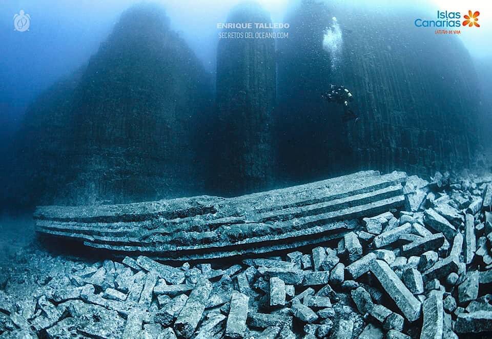 RenVolcanoman's tweet photo. The #Tenerife as you’ve never seen it before! Underwater basaltic columns revealing the volcanic past of the island.

Credit: Enrique Talledo. https://t.co/KnhIihseDd