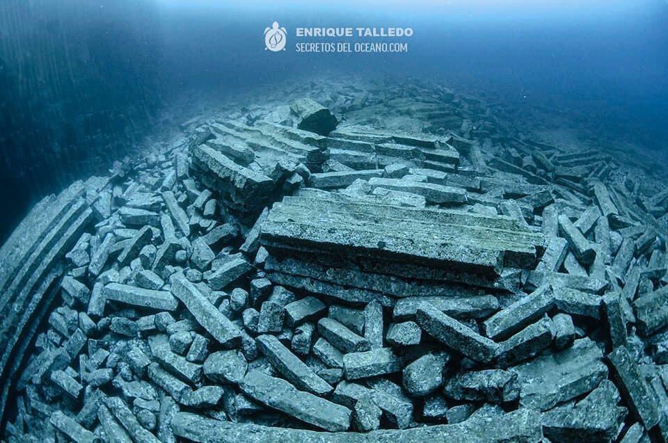 RenVolcanoman's tweet photo. The #Tenerife as you’ve never seen it before! Underwater basaltic columns revealing the volcanic past of the island.

Credit: Enrique Talledo. https://t.co/KnhIihseDd