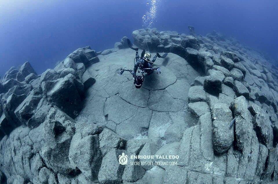 RenVolcanoman's tweet photo. The #Tenerife as you’ve never seen it before! Underwater basaltic columns revealing the volcanic past of the island.

Credit: Enrique Talledo. https://t.co/KnhIihseDd