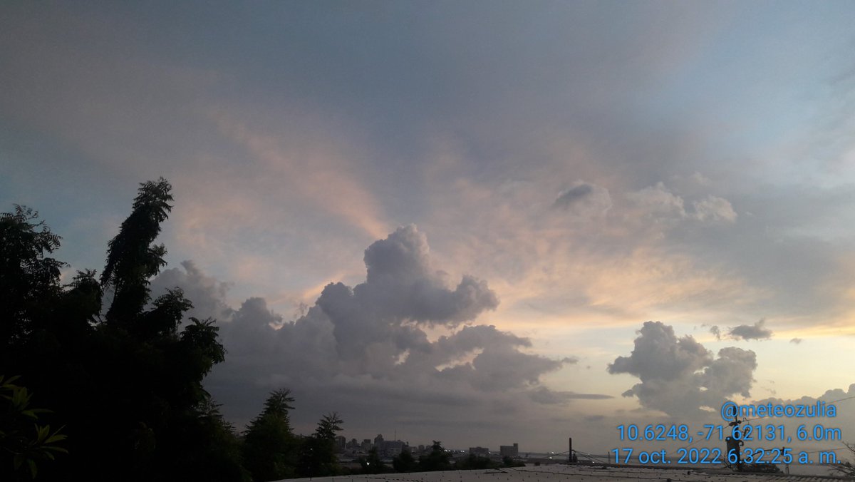 MeteoZulia's tweet photo. #buenosdias #Felizdia #Lunes #17Oct #Maracaibo amaneció parcialmente nublado con la mínima en 24,6°C, no llovió, pero si se observaron relámpagos hacia el NW sobre #Mara y #Losada
#Sun #Sunrise #SunriseLovers #Clouds #CloudsLovers #Storm #StormHours #StormLovers #ThePhotoHour https://t.co/wzivmdnsBo