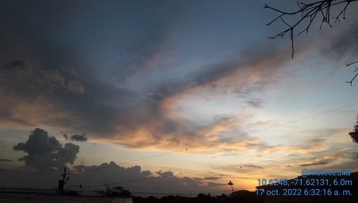 MeteoZulia's tweet photo. #buenosdias #Felizdia #Lunes #17Oct #Maracaibo amaneció parcialmente nublado con la mínima en 24,6°C, no llovió, pero si se observaron relámpagos hacia el NW sobre #Mara y #Losada
#Sun #Sunrise #SunriseLovers #Clouds #CloudsLovers #Storm #StormHours #StormLovers #ThePhotoHour https://t.co/wzivmdnsBo