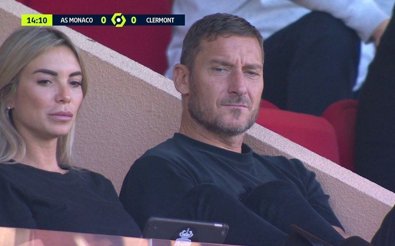 17 yıllık eşi tarafından aldatıldıktan sonra evliliğini sonlandıran Francesco Totti, yeni sevgilisiyle görüntülendi.