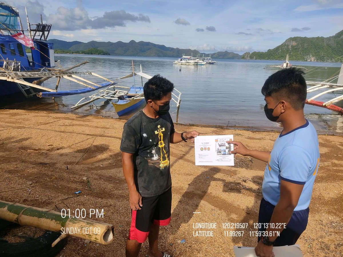 2ndsoucoron's tweet photo. "2nd SOU-MG “Protectors of Last Frontier”

  Distribution of Fifteen (15) pamphlets regarding  (AMPA)  to the Fisherfolks and AMPA Guards of Sitio Maquinit, Brgy. Tagumpay, Coron, Palawan.      

#lifeisbeautiful
#KaligtasanNyoSagotKo
#TulongTulongTayo
#MKKequalsK
#PNPKakampiNyo https://t.co/TDTOVLOPSV