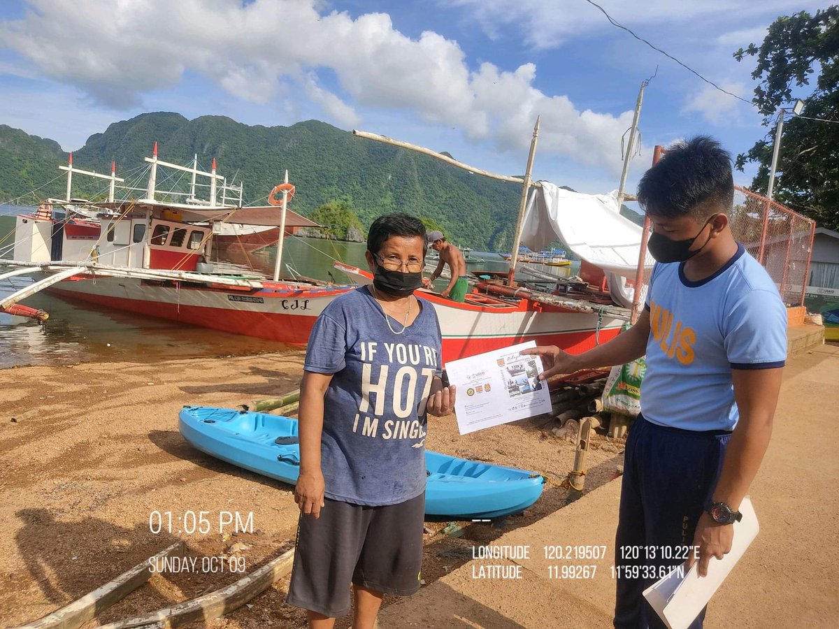 2ndsoucoron's tweet photo. "2nd SOU-MG “Protectors of Last Frontier”

  Distribution of Fifteen (15) pamphlets regarding  (AMPA)  to the Fisherfolks and AMPA Guards of Sitio Maquinit, Brgy. Tagumpay, Coron, Palawan.      

#lifeisbeautiful
#KaligtasanNyoSagotKo
#TulongTulongTayo
#MKKequalsK
#PNPKakampiNyo https://t.co/TDTOVLOPSV
