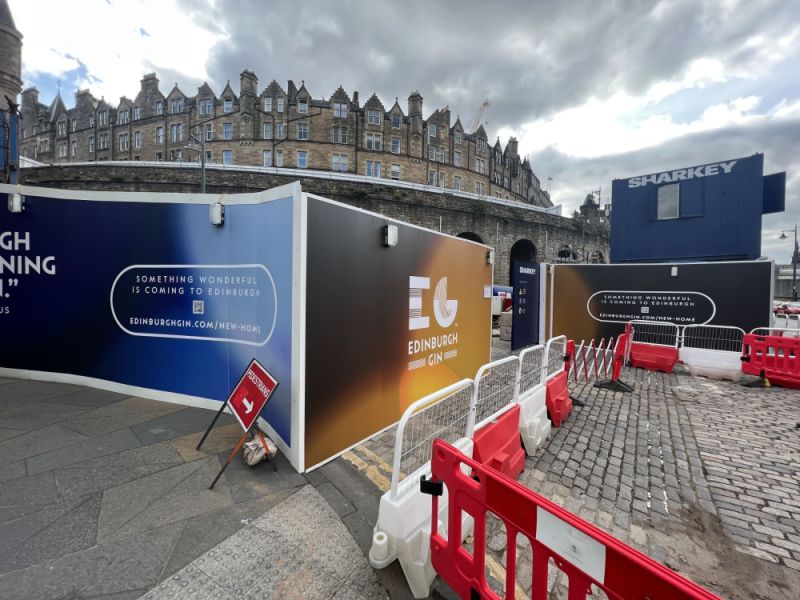 KwikKlikSystems's tweet photo. This project for @Edinburgh_Gin presented several challenges, including a steep gradient. We not only dealt with the physical constraints but fully branded the whole area with Edinburgh and gin-related quotes.
https://t.co/yvdypZ2E2i
#hoardinggraphics #brandedhoarding https://t.co/Ld2RQVIBNW