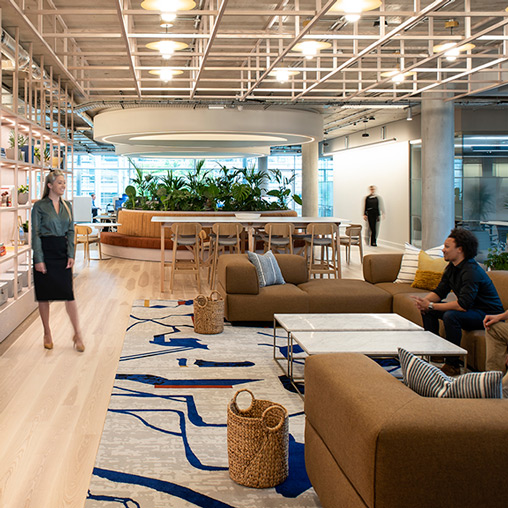 MichaelSinger12's tweet photo. To attract employees back to the office, companies implemented upgraded technology, offered more flexible work hours to avoid peak commute times, and programmed on-site social events to bolster connection. #newbestpractices #soundslikefun #waitworkfun? https://t.co/2DzDiE9L1V https://t.co/EVDoVm4cAG