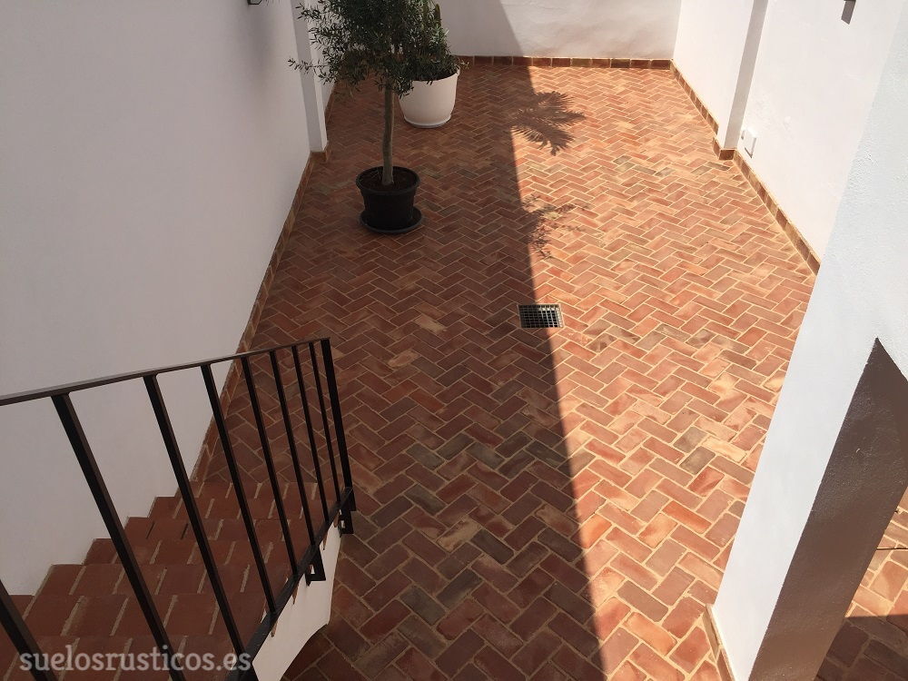 SuelosB's tweet photo. Limpieza y tratamiento suelo de barro manual exterior.  #barro #suelorustico #barrococido #rustictiles #suelosrusticos #architecture #floor #suelodebarro #aceitedemora #barnizmora #baldosasdebarro #interiorismo #interiordesign #suelosbonitos  #terracuita  #soleria #terracotta https://t.co/LMWhFaSiar