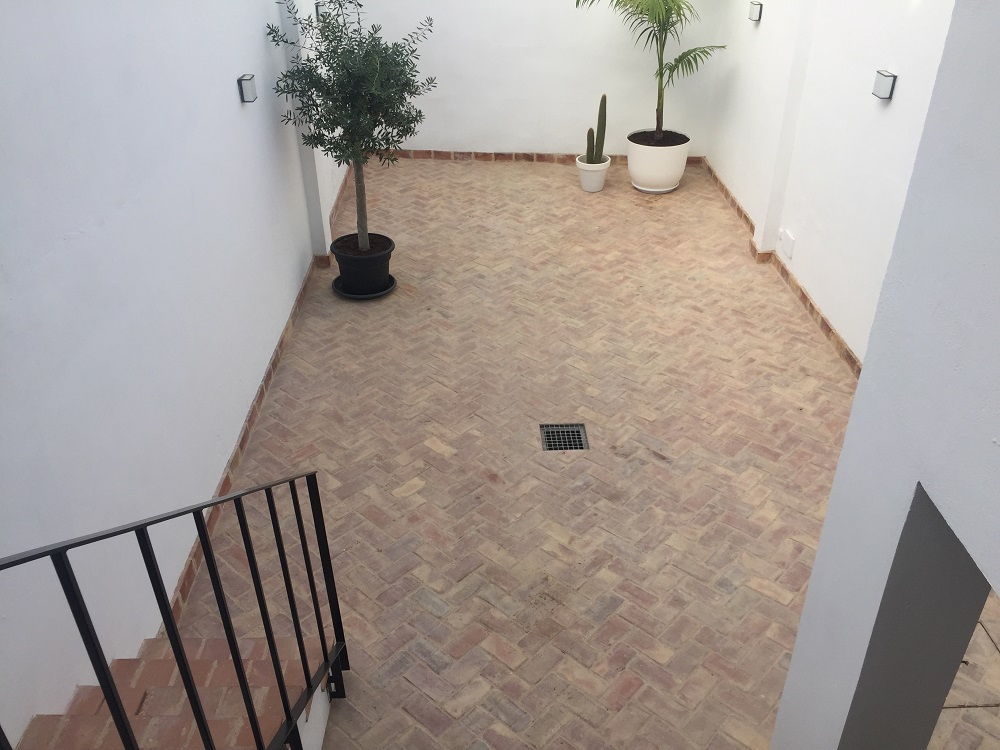 SuelosB's tweet photo. Limpieza y tratamiento suelo de barro manual exterior.  #barro #suelorustico #barrococido #rustictiles #suelosrusticos #architecture #floor #suelodebarro #aceitedemora #barnizmora #baldosasdebarro #interiorismo #interiordesign #suelosbonitos  #terracuita  #soleria #terracotta https://t.co/LMWhFaSiar