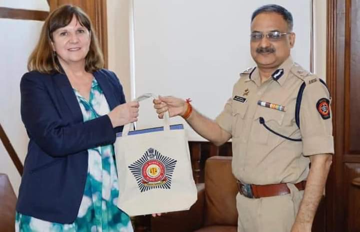 SAConsulate's tweet photo. Thank you to Mumbai Police Commissioner Shri Vivek Phansalkar for the constructive discussions on strengthening cooperation in fighting transnational crime and other security related matters. #SAIndiaRelations - Consul-General Andrea Kühn. Mumbai. 17 October 2022 https://t.co/V5BjpXdZQR