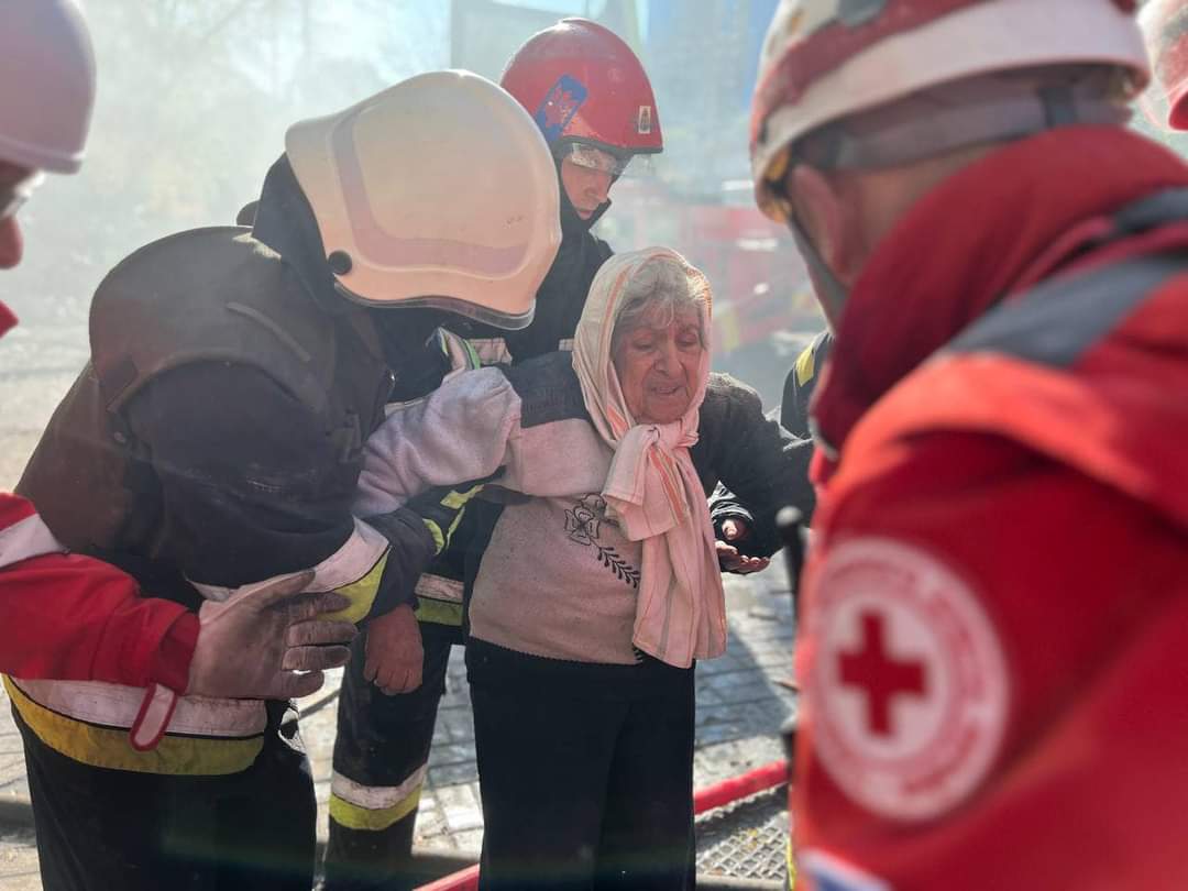 MFA_Ukraine's tweet photo. At least three civilians, including one pregnant woman, were killed in #Kyiv, when #Russia attacked our capital early this morning with “kamikaze” drones.

Help us #CloseUAskyNOW to save innocent lifes!

📸 Kyrylo Tymoshenko https://t.co/ixLbeRiRkR