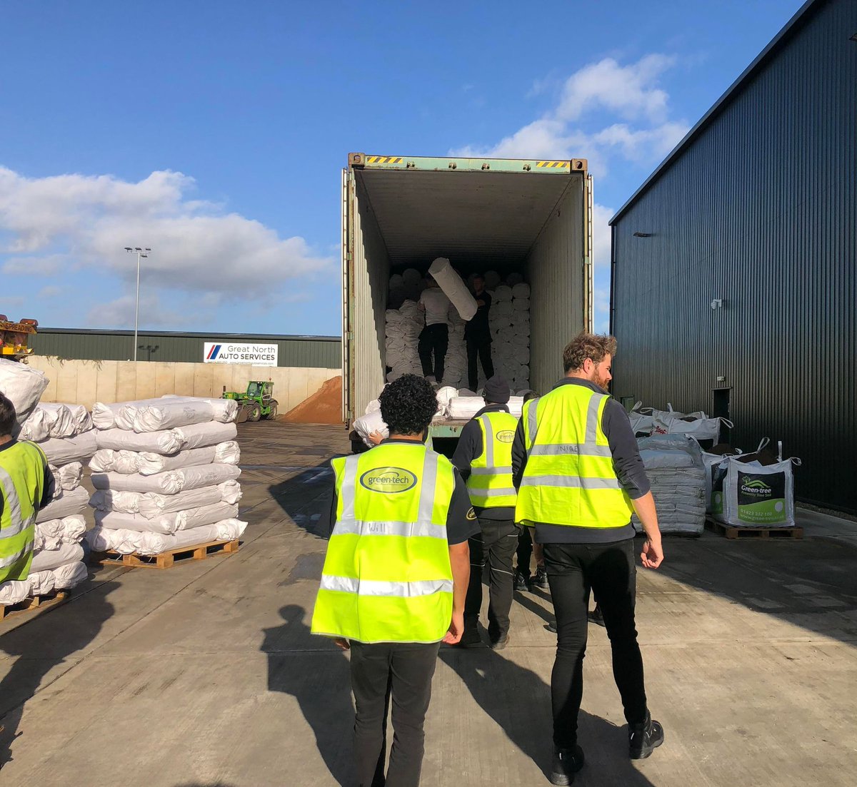 Greentechltd's tweet image. #TreePlantingSeason is almost here and #TeamGT are getting well stocked and prepared for it!

The team unloaded a delivery of canes to our HQ at @rabbithillpark this morning, ready to help our customers hit the ground running with their #TreePlanting projects.

T: 01423 332100