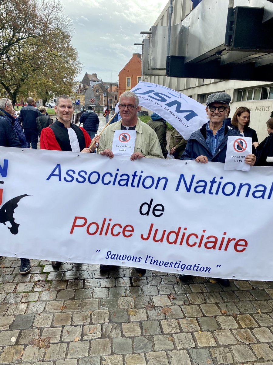 UsmLille's tweet photo. ⁦⁦#magistrats et #avocats en nombre devant le TJ de Lille, aux côtés de la Police Judiciaire 🚨🚔 pour défendre des enquêtes indépendantes et de qualité ⁦@ANPJ_ASSO⁩ ⁦@LilleUja⁩ https://t.co/R0LGHiCCli