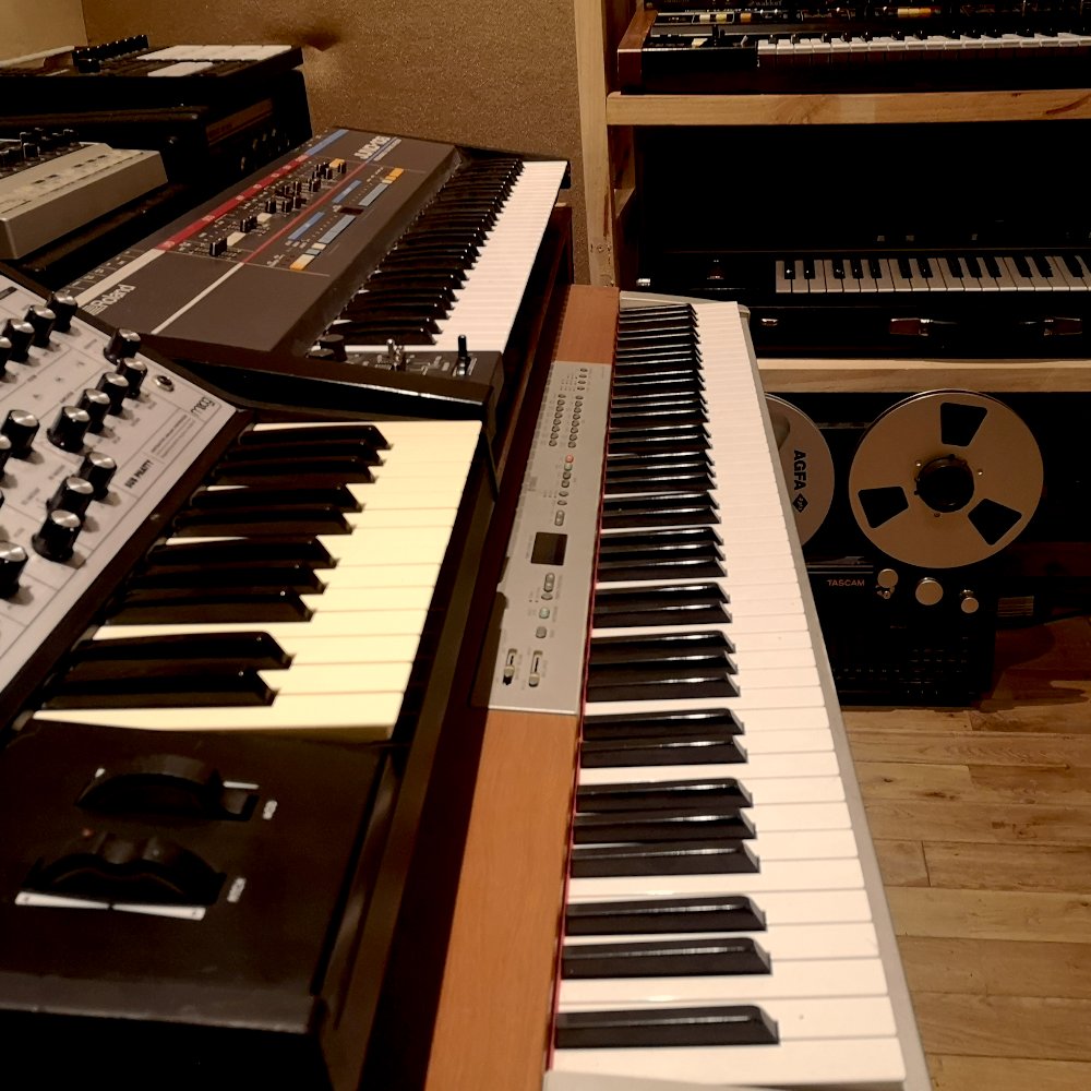 HellfireStudio's tweet photo. New Synth station complete with stand alone DAW but connected to main control at the far end of the control room..
#synthesiser #analogsynth #synthmusic #synthrack #recording #studio #musicproducer #producer #musicproduction #studiolife #musician #musicstudio #homestudio #mixing https://t.co/UHj9Alvy0l