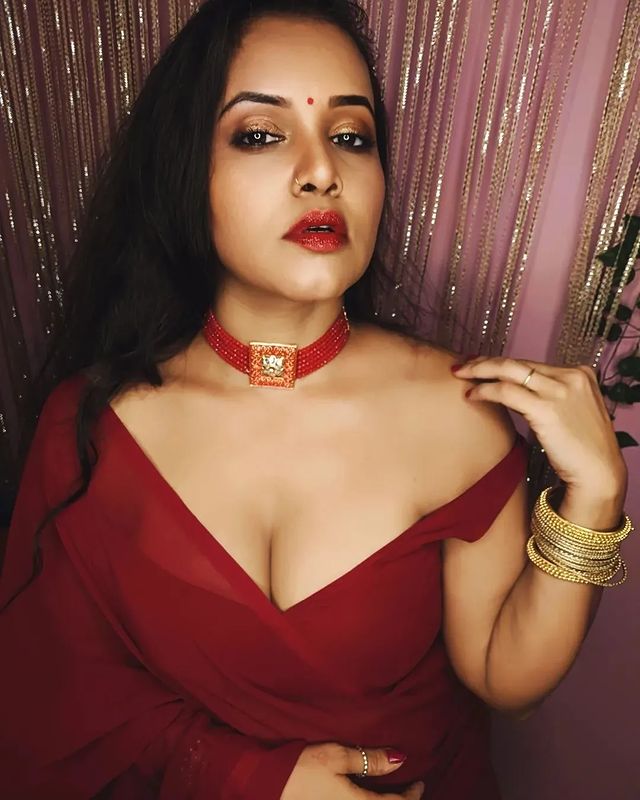MirchiBegum's tweet photo. Your wife gathering us all drinks.. my husband outside on the phone... I grabbed blouse and pulled it down...letting it slide off my shoulder... looking over at you.. Do I have your attention...? https://t.co/oGZuQzUFQs