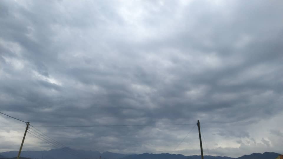 Rumbling sounds, changing skies (Skyblue to a dark shade of Grey) but my broker assured me!
"Iyiii, nga oli mutitiizi nnyo naawe..eno enkuba eyitawo buyisi"

Folks, Just 10 mins later..it happened, the clouds let loose &amp; the rains weren't apologetic!
#Mybroker once told me..."