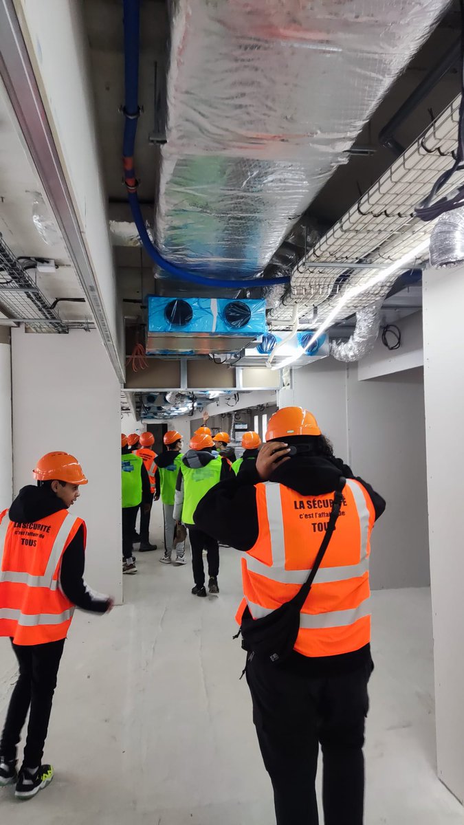 LPAnatoleFrance's tweet photo. Vendredi nos élèves de 2de SMNTE, 1ère année de CAP ELEC et de 3ème prépamétiers ont visité des chantiers grâce à l'opération les coulisses du bâtiment
#lescoulissesdubatiment https://t.co/1xa55iBEP2