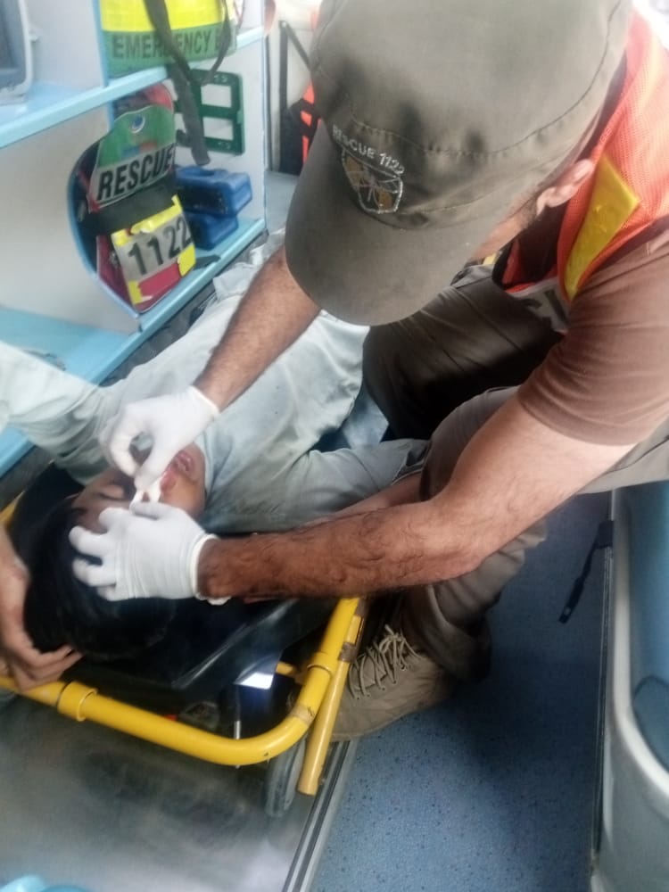 Rescue1122Buner's tweet photo. ریسکو 1122بونیر.،

17.ستمبر  2022

بونیر: ایلٸ کے قریب موٹر سائیکل سلپ ہونے کیوجہ سے1 شخص زخمی، ریسکیو 1122

بونیر: کنٹرول روم بونیرکو اطلاع ملتے ہی میڈیکل ٹیم پوری جائے وقوعہ پر پہنچ گئے۔

بونیر: ریسکیو 1122 کے جوانوں نے زخمی شخص کو ڈی ایچ کیو ہسپتال ڈگر  منتقل کر دیا۔ https://t.co/h5Lf149bzx