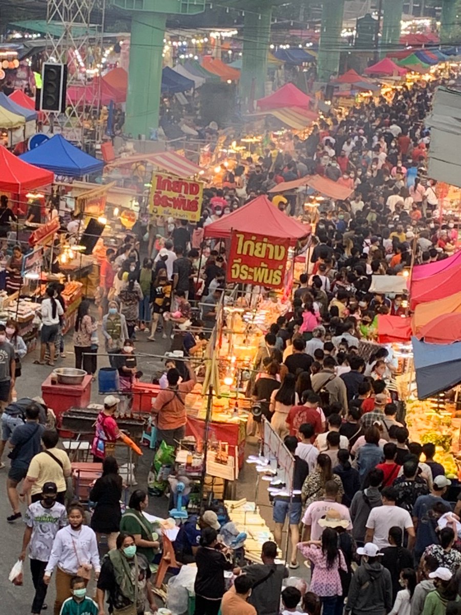 sky_kidjo's tweet photo. サムットプラカーンの祭りが凄いです！ https://t.co/MosVxF0yBF
