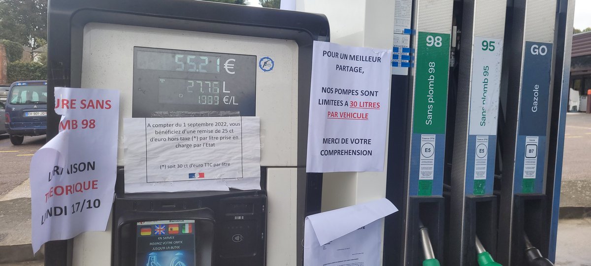 futu35's tweet photo. Fin de l'#abondance :

-Plus de #sp98
-Limité à 30 litres/véhicule (jerrican interdit)
-Presque 2 €/litre de #gazoil

Nous avons décidé d'avoir un vehicule full #électrique, de garder un utilitaire #diesel, et une #moto en sp98
Pour jongler entre les différentes crises à venir. https://t.co/rnVl6WAaIK