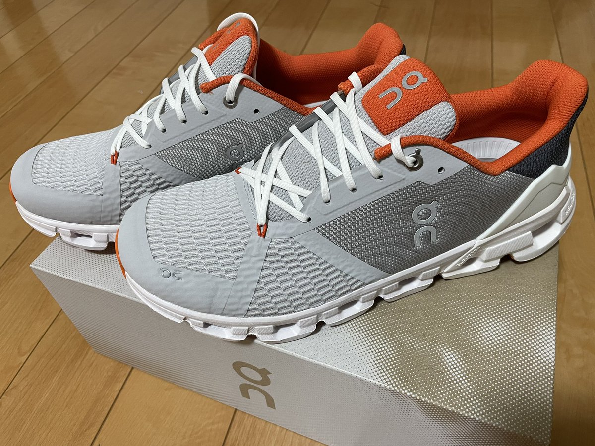 S_Satoshi_3's tweet photo. 新しい靴を履いた日は〜
それだけで世界が違って見えた
昨日までと違った自分の足音が
どこか嬉しくて🎵
#on
#Cloudflyer https://t.co/l632dLVFCr