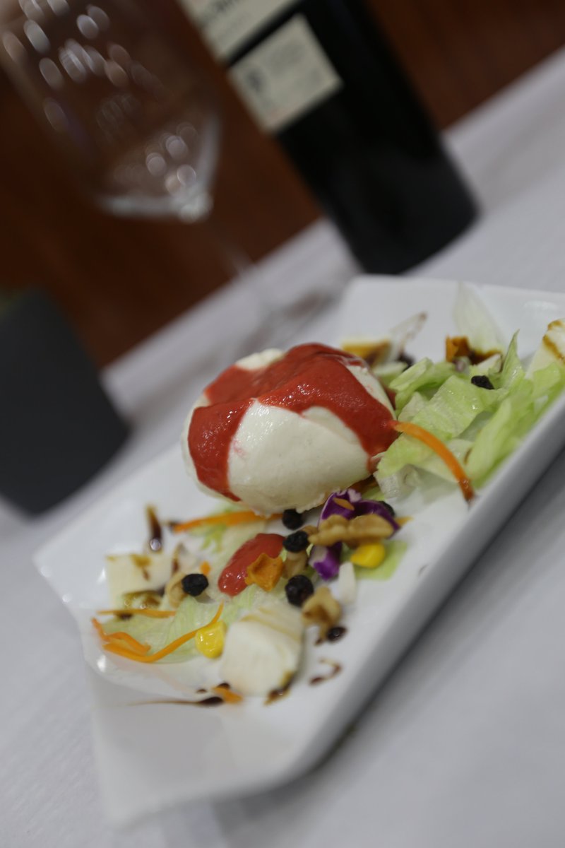 PasajeSev's tweet photo. 👨‍🍳 Toques diferentes pero sin perder la tradición. Así cocinamos en #PasajeDos.

📌 Av. Luis Montoto 100. https://t.co/nkBNGMFYnQ