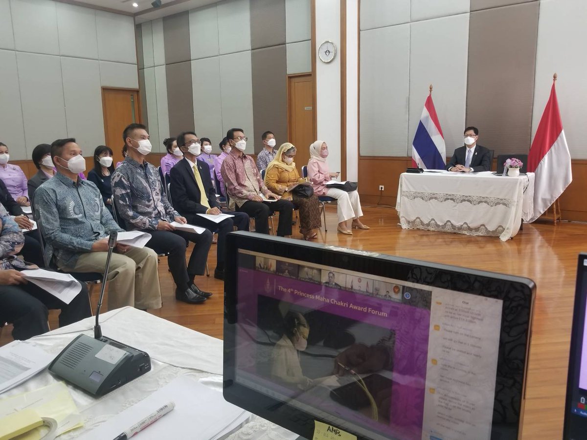 ThailandinRI's tweet photo. Honour to host @Itjechodidjah @Kemdikbud_RI
@PBPGRI_OFFICIAL & ThaiCommunity in #Jakarta at livefeed of opening 4th Princess Maha Chakri Award Forum #PMCA @ThailandinRI this morning. Congrats to Ibu Khoiriah M.Pd on receiving award for teaching excellence & innovations for 2021. https://t.co/rwYvGIPerw