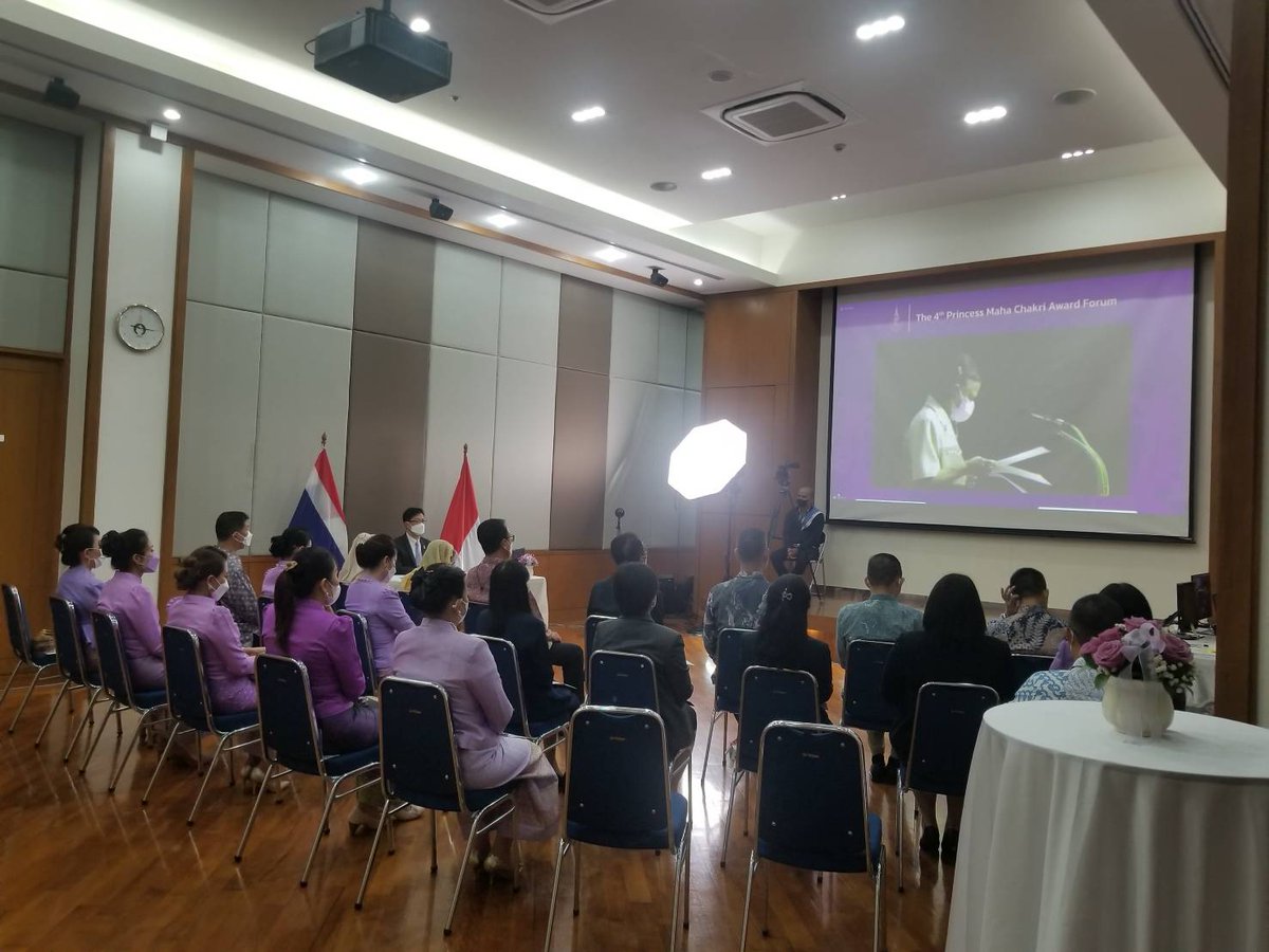 ThailandinRI's tweet photo. Honour to host @Itjechodidjah @Kemdikbud_RI
@PBPGRI_OFFICIAL & ThaiCommunity in #Jakarta at livefeed of opening 4th Princess Maha Chakri Award Forum #PMCA @ThailandinRI this morning. Congrats to Ibu Khoiriah M.Pd on receiving award for teaching excellence & innovations for 2021. https://t.co/rwYvGIPerw