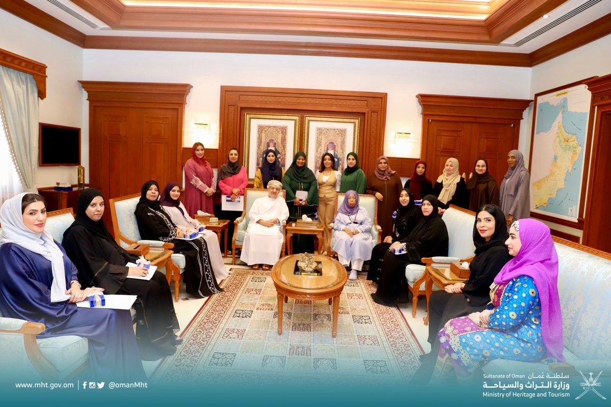 كما كرم معاليه عددا من موظفات الوزارة، أكملن في العمل ما يزيد عن 20 عاما، تقديرا لجهودهن في العمل بالوزارة.

#يوم_المرأة_العمانية 
#تراث_وسياحة