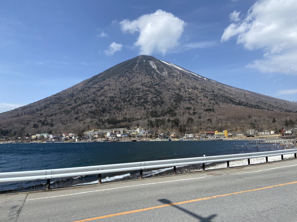 日光には大きい男体山があって 富士山に似てるから日光富士って 言うらしいんです、、、 興味本位で富士山と並べてみたら めちゃくちゃ似てたので、 共有させてください。 どっちかわかりますか！！！ 山だけじゃわからないよね！！！