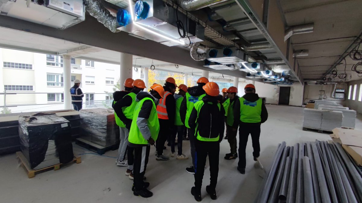 LPAnatoleFrance's tweet photo. Vendredi nos élèves de 2de SMNTE, 1ère année de CAP ELEC et de 3ème prépamétiers ont visité des chantiers grâce à l'opération les coulisses du bâtiment
#lescoulissesdubatiment https://t.co/1xa55iBEP2