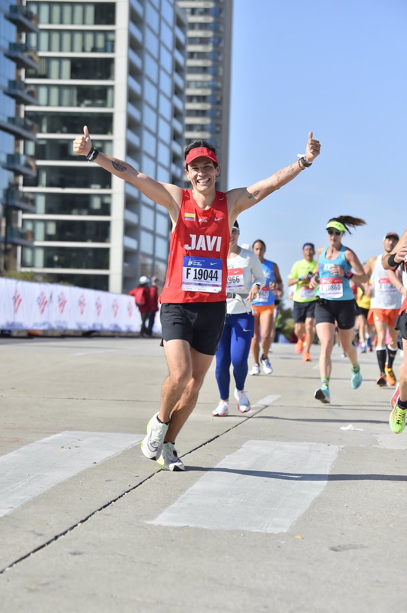javcruz's tweet photo. Hace una semana hice mi primera maratón, la magnífica Maratón de Chicago. Fue una carrera perfecta! Hice un tiempo inimaginable, con las mejores sensaciones y literalmente ME LA GOCÉ!! Lo quiero, Lo puedo y LO LOGRÉ!!!
#firstmarathon #lologre #satisfaccion https://t.co/CvGY2sfeju