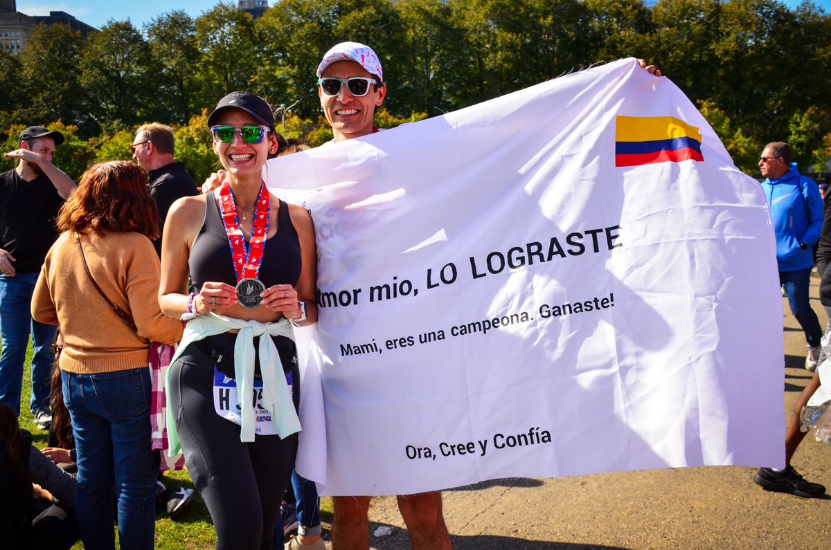 javcruz's tweet photo. Hace una semana hice mi primera maratón, la magnífica Maratón de Chicago. Fue una carrera perfecta! Hice un tiempo inimaginable, con las mejores sensaciones y literalmente ME LA GOCÉ!! Lo quiero, Lo puedo y LO LOGRÉ!!!
#firstmarathon #lologre #satisfaccion https://t.co/CvGY2sfeju
