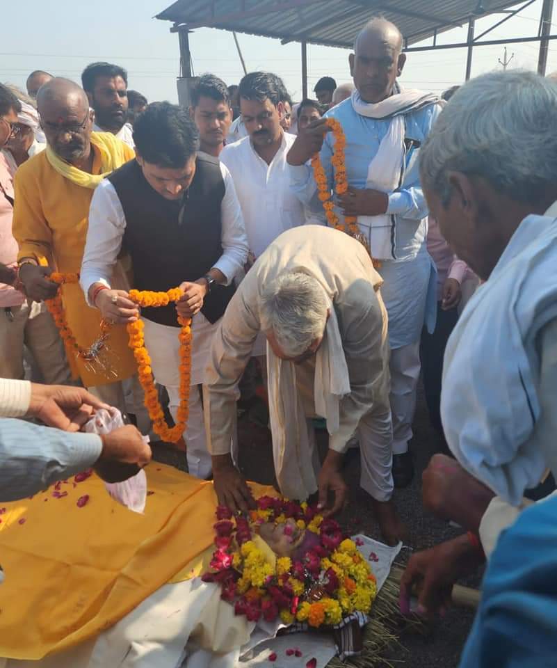 Ashutosh4BJP's tweet photo. डबरा पहुंचकर श्री संजय दुवे जी के पूज्य पिताजी.... जिनसे  हम सब भी पिताजी शब्द का ही संबोधन कर बात करते थे श्रद्धेय हरनारायण दुवे जी के अग्निसंस्कार में सम्मिलित होकर श्रद्धांजलि अर्पित क���....उनके द्वारा प्राप्त आशीर्वाद लाड-प्यार सदैव अविस्मरीय रहेगा ....
🙏 https://t.co/3Ejkwj1UfE