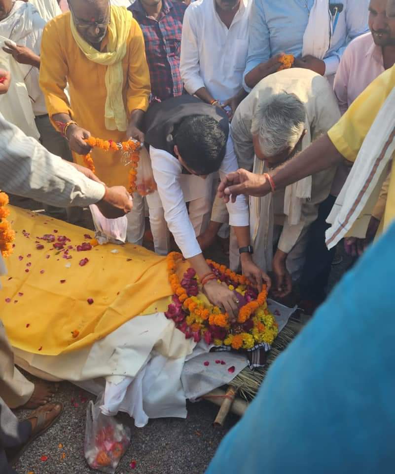 Ashutosh4BJP's tweet photo. डबरा पहुंचकर श्री संजय दुवे जी के पूज्य पिताजी.... जिनसे  हम सब भी पिताजी शब्द का ही संबोधन कर बात करते थे श्रद्धेय हरनारायण दुवे जी के अग्निसंस्कार में सम्मिलित होकर श्रद्धांजलि अर्पित क���....उनके द्वारा प्राप्त आशीर्वाद लाड-प्यार सदैव अविस्मरीय रहेगा ....
🙏 https://t.co/3Ejkwj1UfE