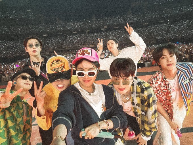 lagibolalaaaaa's tweet photo. We will wait for you even if its for a life time, and THANK YOU BTS for being out artists. We are so proud to be your fans💜 #BTSourforeverartist #btsarmyforever #WeWillWaitForYouBTS https://t.co/d6zDTf8wVW