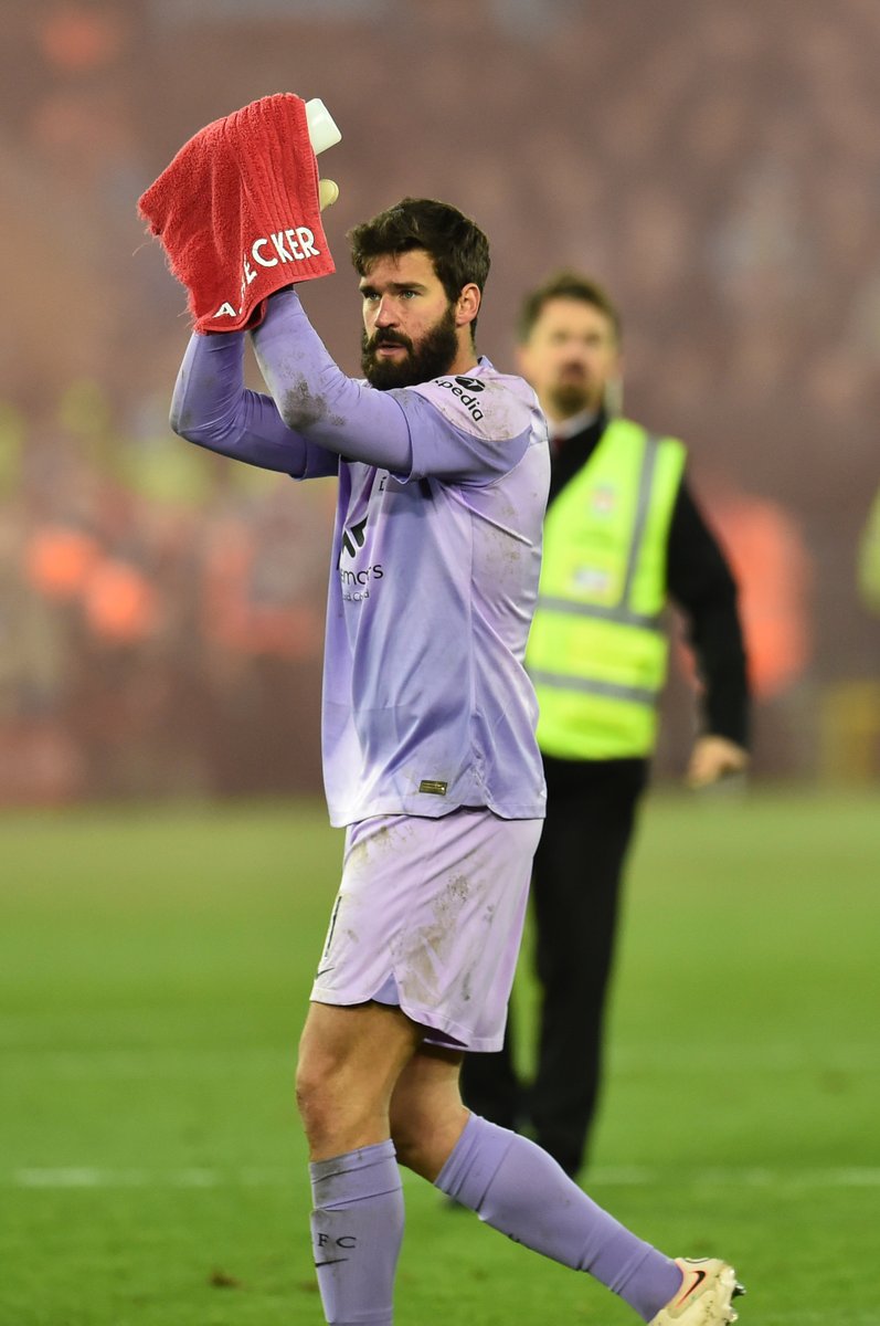 ChampionsLeague's tweet photo. Alisson Becker ➡ Salah 🅰️⚽️

#UCL https://t.co/wFwgF3QTK8