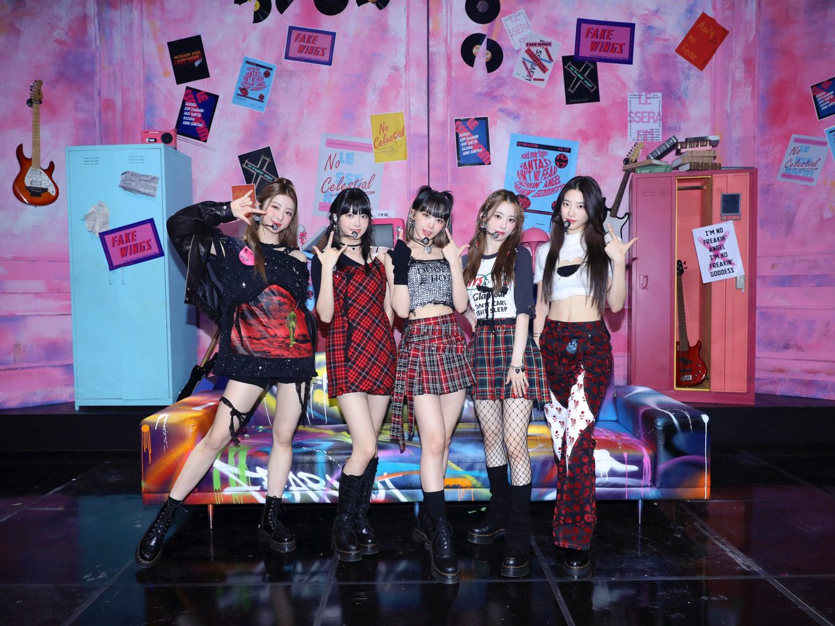 le_sserafim's tweet photo. [#오늘의르세라핌]
221017 @ LE SSERAFIM COMEBACK SHOW : ANTIFRAGILE

피어나! 이번 앨범도 핌내자고!🔥💪🏻

#LE_SSERAFIM #르세라핌
#ANTIFRAGILE https://t.co/8KcRFpN9c3